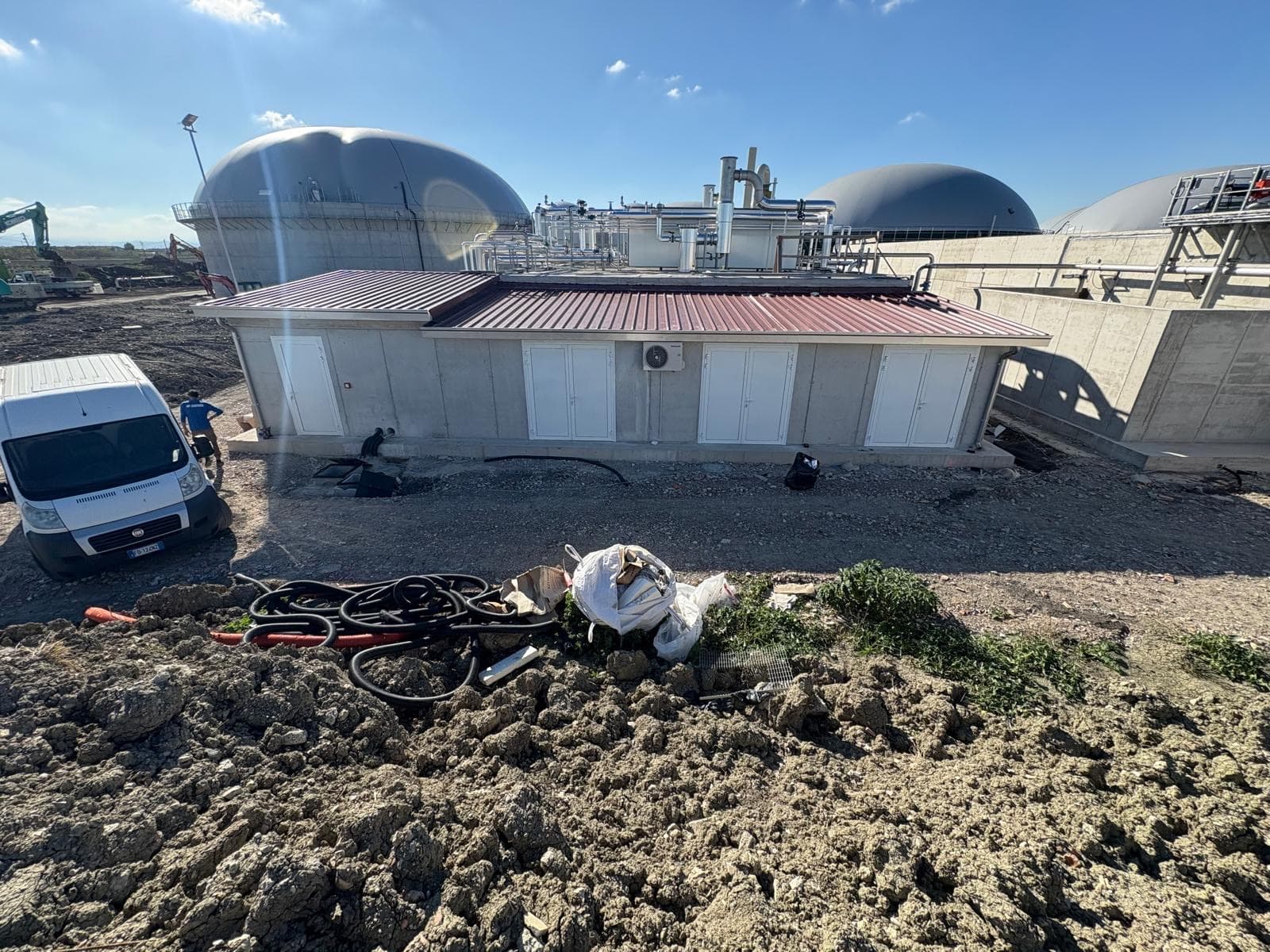 Cantiere impianto biogas: casetta tecnica con porte e finiture A.M.S. Group