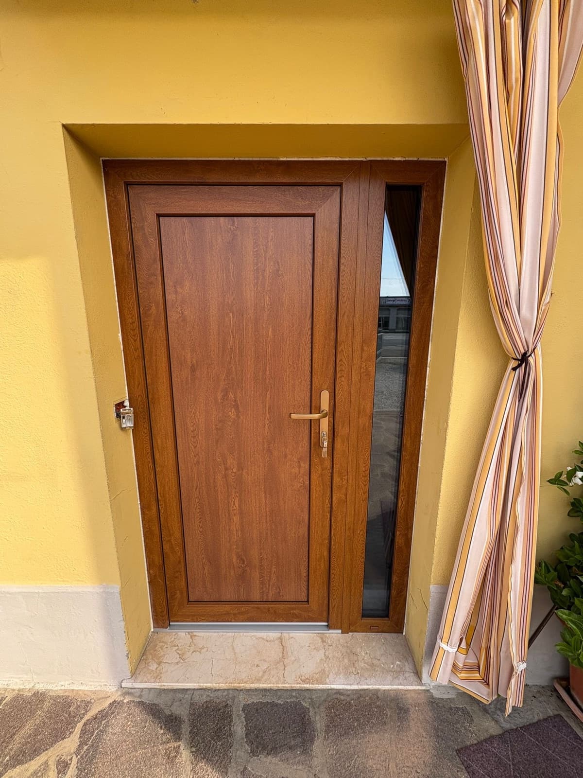 Dettaglio porta blindata effetto legno installata da A.M.S. Group