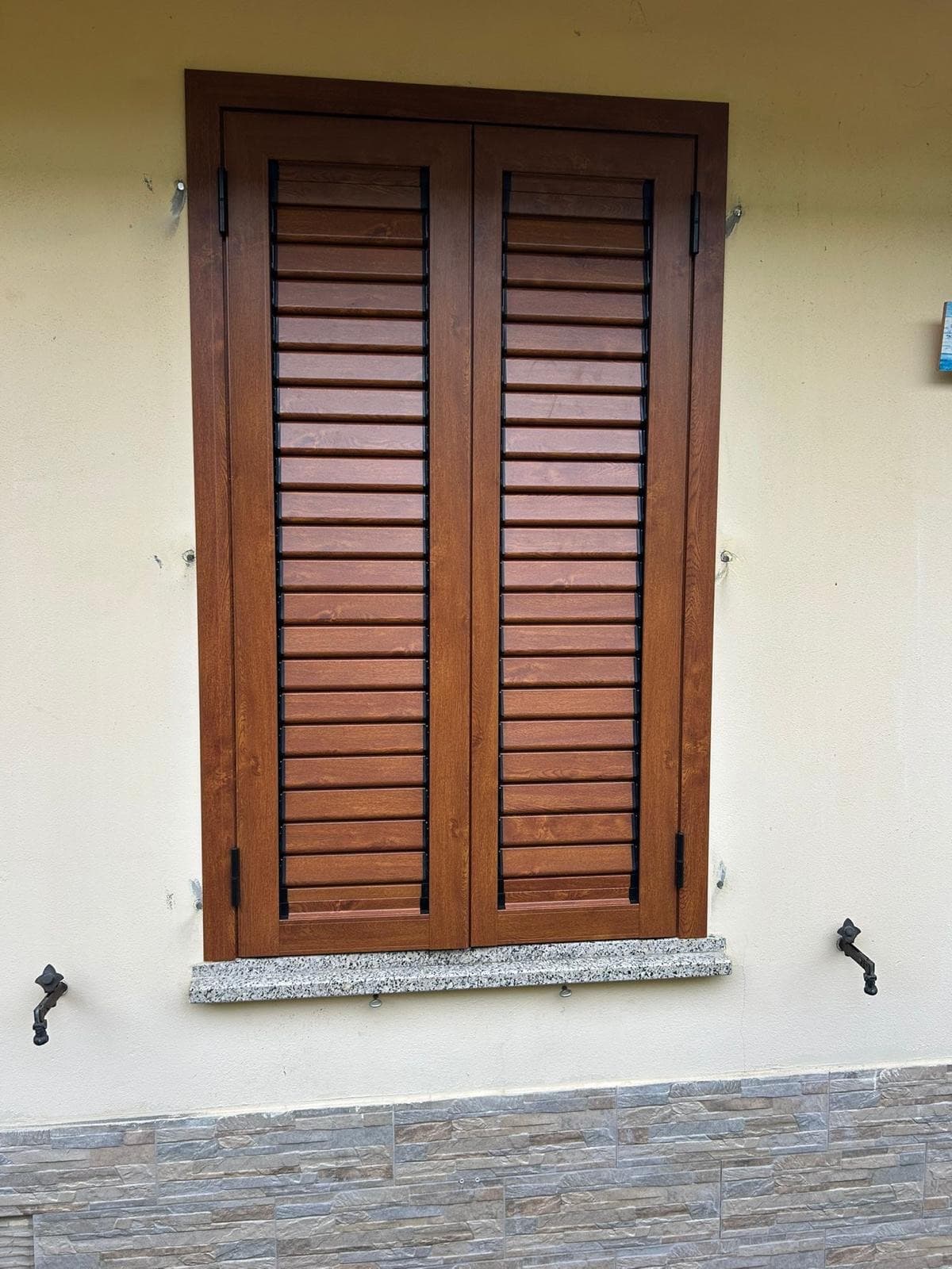 Persiana a due ante in legno effetto noce