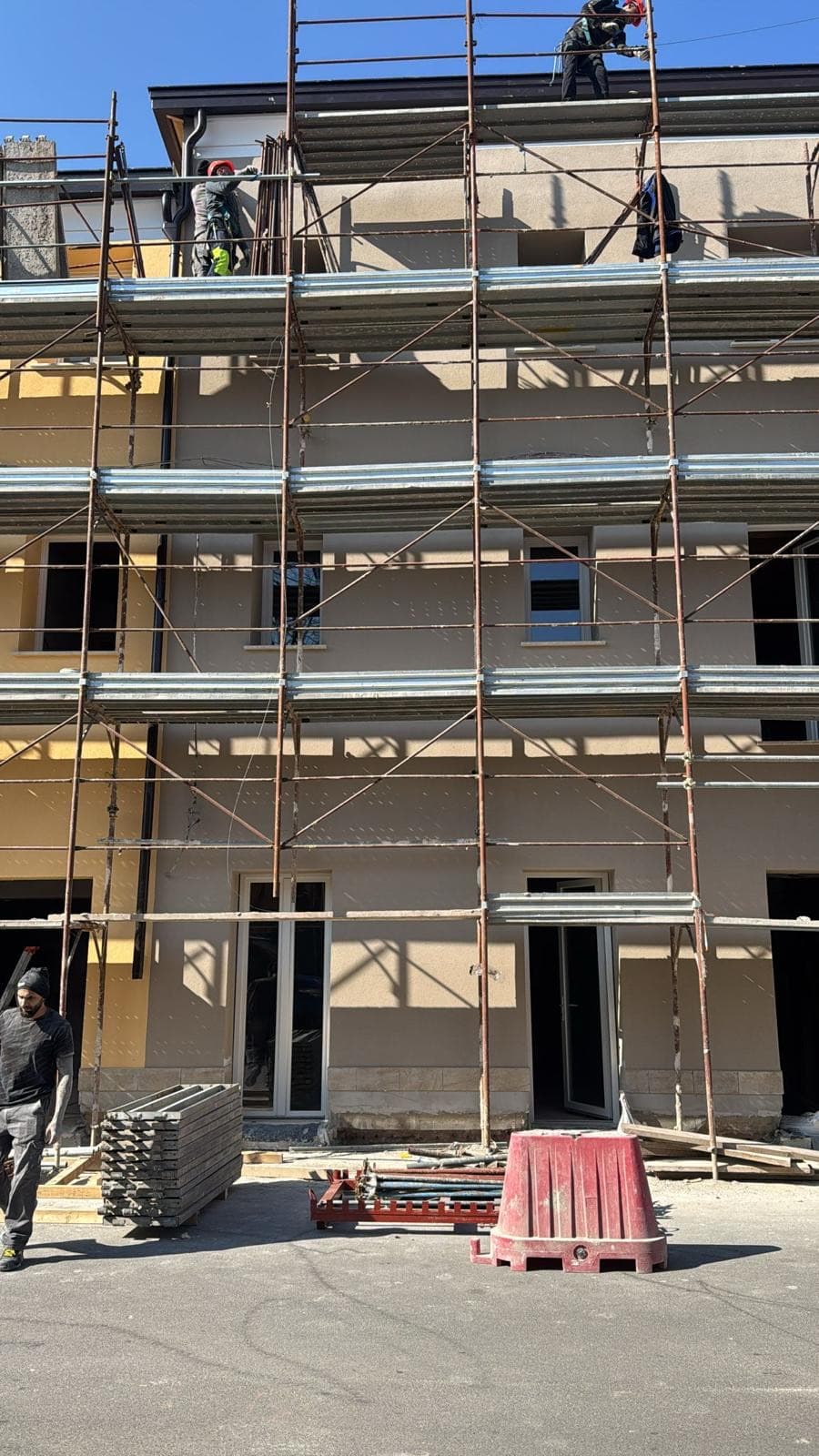Squadra A.M.S. Group al lavoro su ponteggi durante il rifacimento di una palazzina