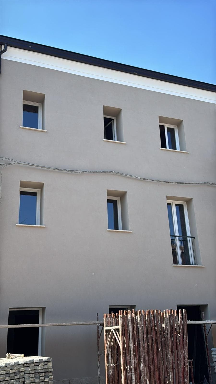 Facciata di una villa in fase di costruzione con finestre