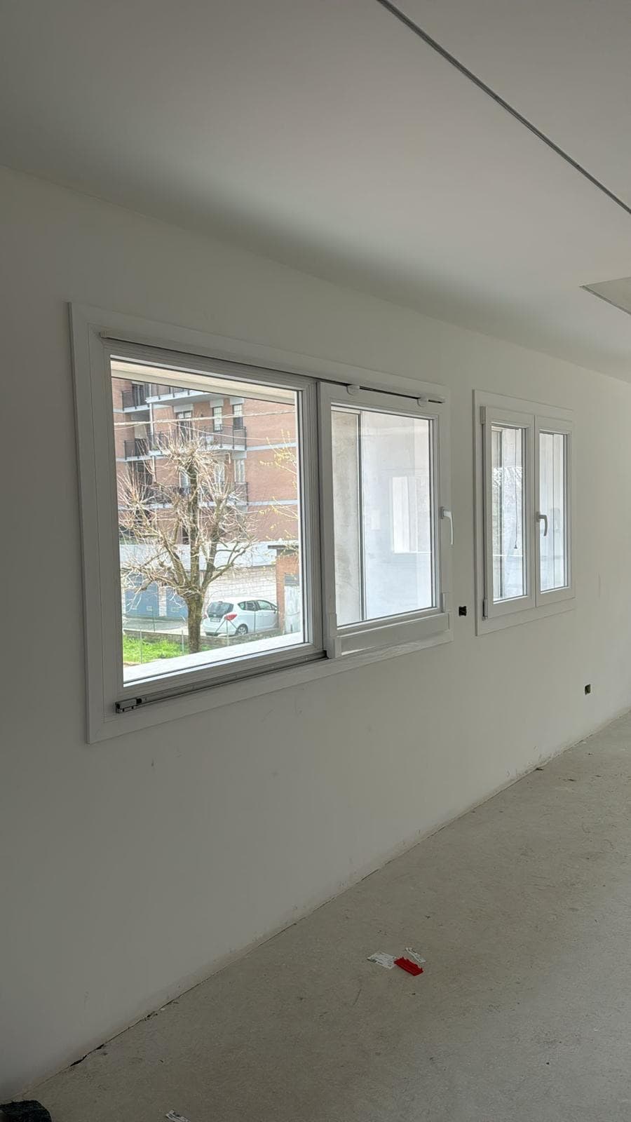 Finestre in PVC bianco appena posate in cantiere residenziale