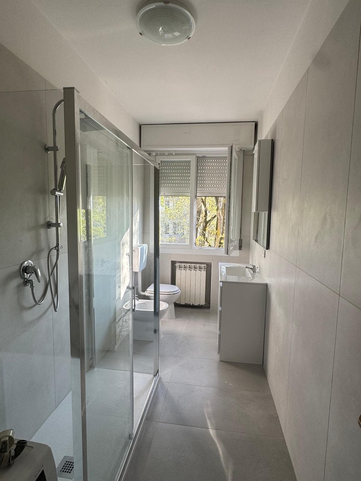 Bagno chiavi in mano: doccia con box vetro, sanitari sospesi e mobile lavabo