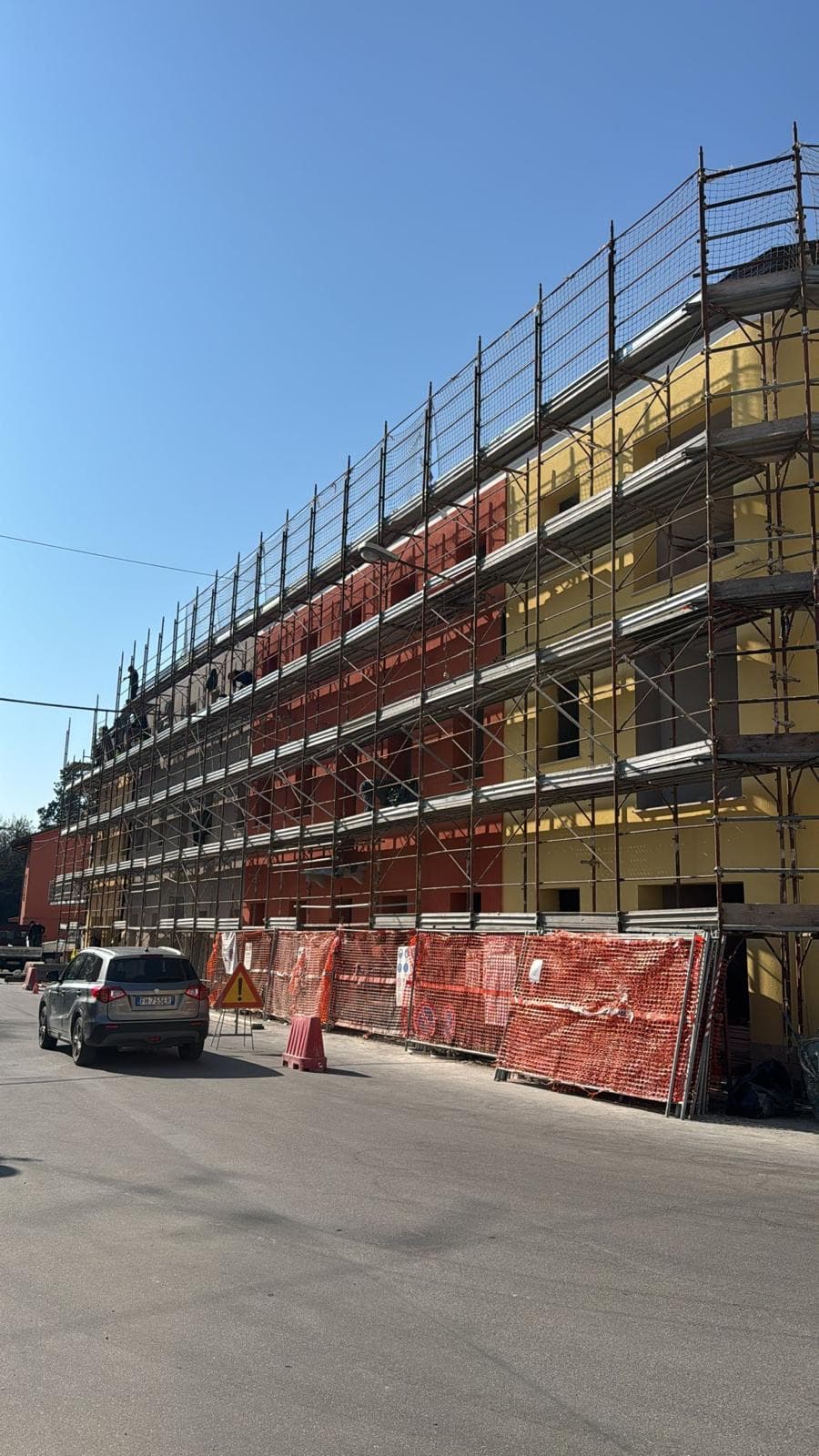 Cantiere rifacimento facciata: palazzina con ponteggi vista dalla strada